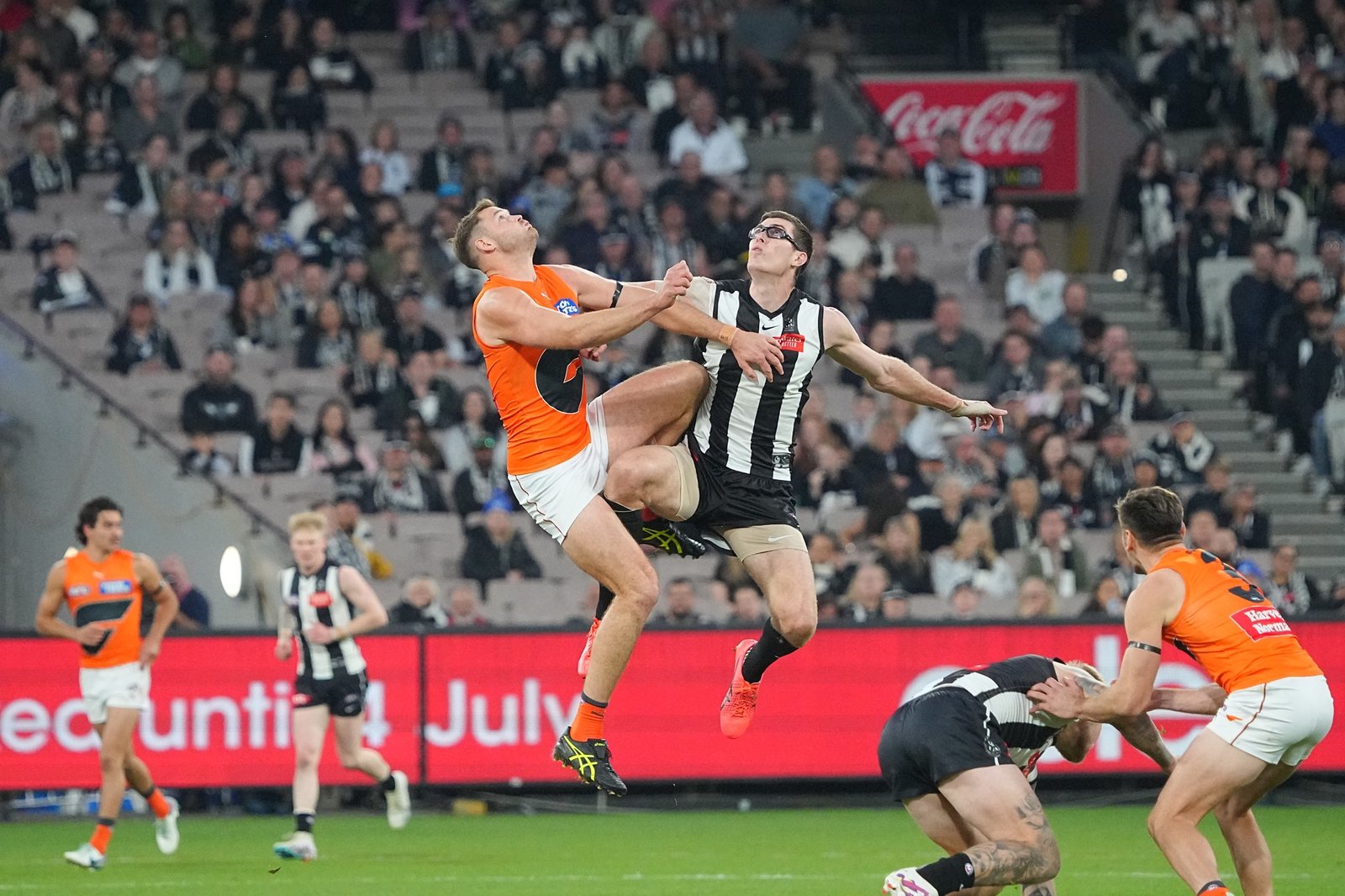 Live: Magpies take on in-form Giants at packed MCG for a spot in the AFL grand final
