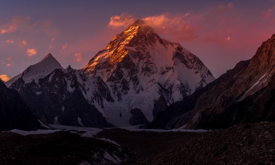 <div>Everest jest już passé. Za wspinaczkę na K2 trzeba zapłacić krocie, a szanse na szczyt są niewielkie. “To gra w rosyjską ruletkę”</div>