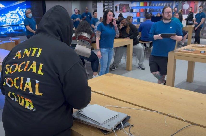 Apple CEO Tim Cook Visits Vegas Apple Store — Before and After Robbers Do