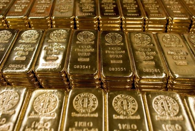 Spot Gold holds near 2-month highs on Fed rate cut optimism