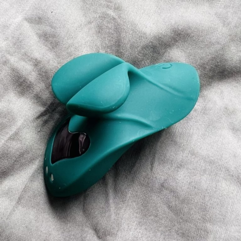 <div>Review: Funzze Finger Vibe (& why accessible sex toys are great)</div>