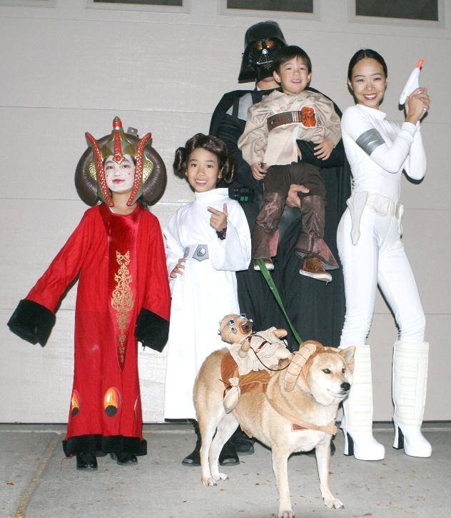 10 Creative Family Halloween Costume Ideas!