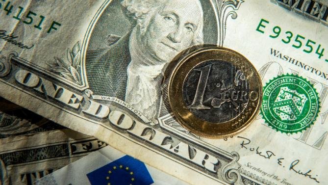 EUR/USD at 3-week high, Fed cuts for 1st time since Mar 2020