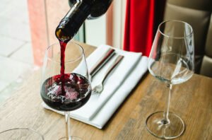 Drinking wine with meals linked to better health outcomes