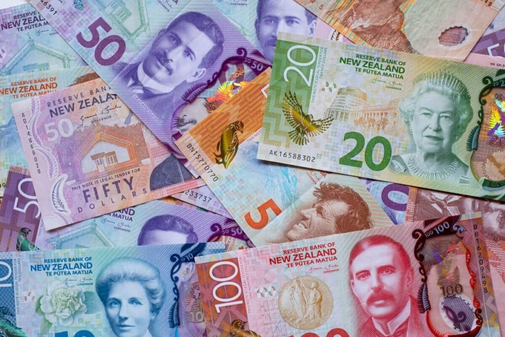 NZD/USD slips to 1-month low ahead of RBNZ meeting outcome